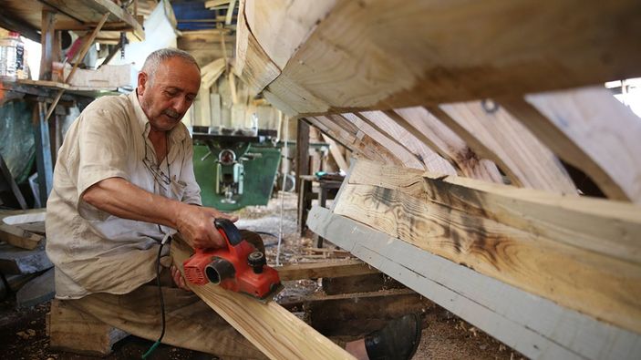 Giresunlu Nejdet usta 40 yıldır balıkçılar için tekne yapıyor