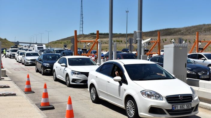 İstanbul-İzmir Otoyolu'nda tatil dönüşü yoğunluğu