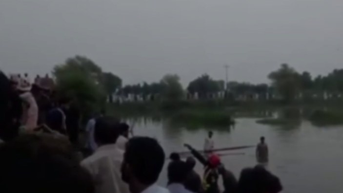 Pakistan'da yolcu otobüsü göle düştü: 8 ölü, 30 yaralı