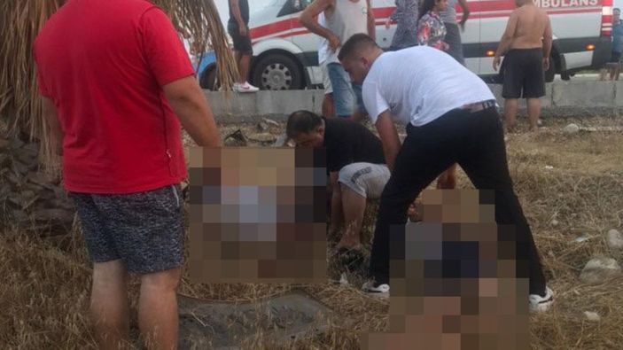 Antalya'da kaza yapan otomobil ikiye bölündü: 2 ölü