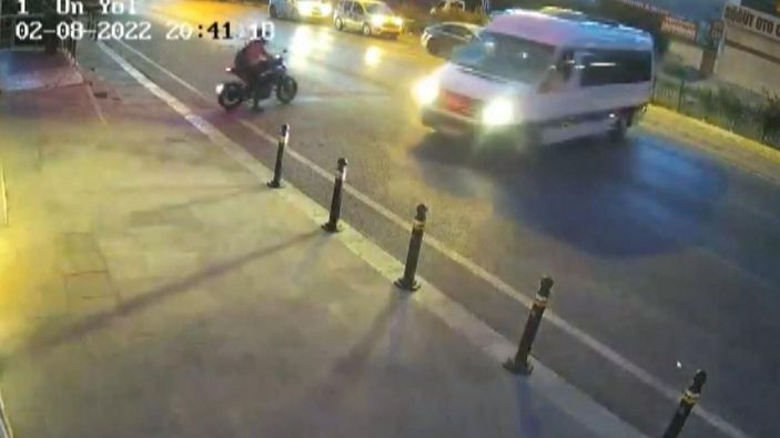 Tuzla'da servis şoförü, motosikletli sürücüyü ezmeye çalıştı