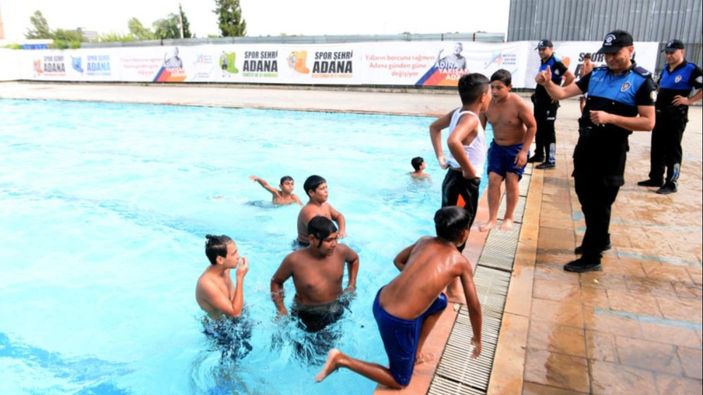 Adana'da kanala giren çocuklar, polis ekiplerince havuza götürüldü