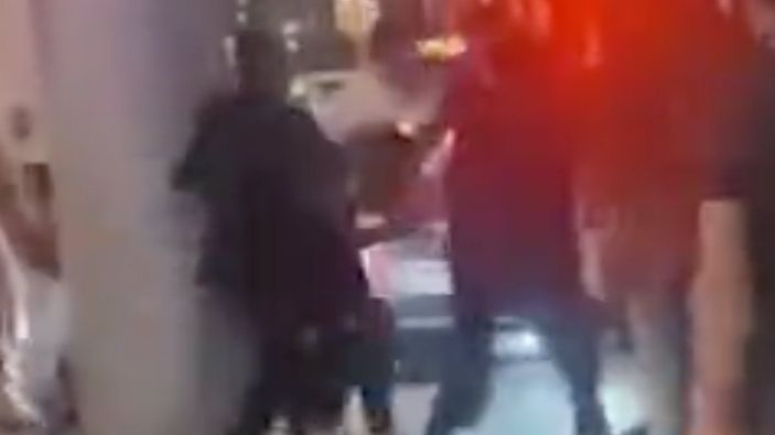 Şanlıurfa'daki düğün konvoyunu durduran şahsa dayak kamerada