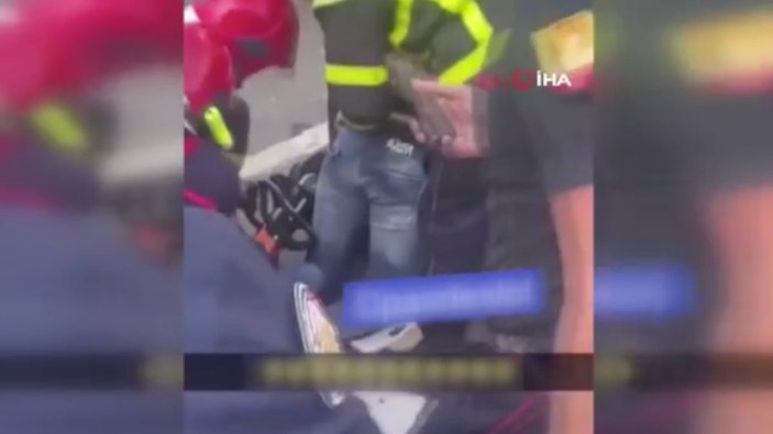Fransa'da telefonunu almak isteyen adam konteynere sıkıştı