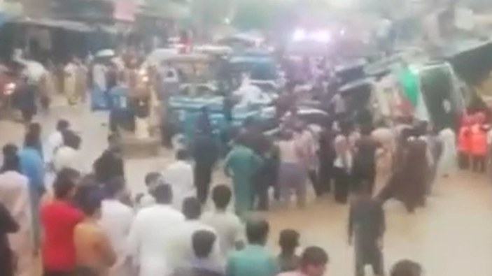 Pakistan'da yolcu otobüsünün üzerine kamyon devrildi: 13 ölü, 5 yaralı