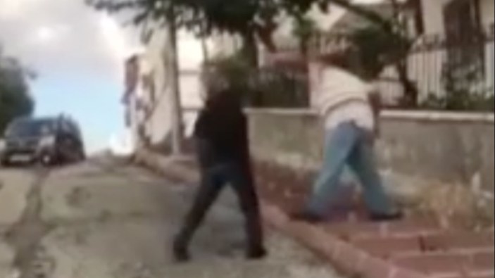 Ankara'da iki yaşlı adamın kemerli kavgası kamerada