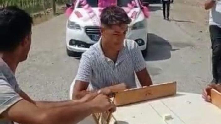 Van'da düğün konvoyunun önü okey masasıyla kesildi
