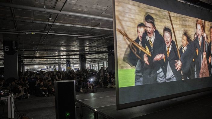 Ukrayna'da otoparkta film gösterimi