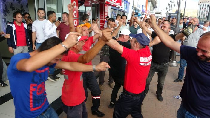 Karabük'te en düşük maaşları 8 bin TL olan işçiler göbek attı