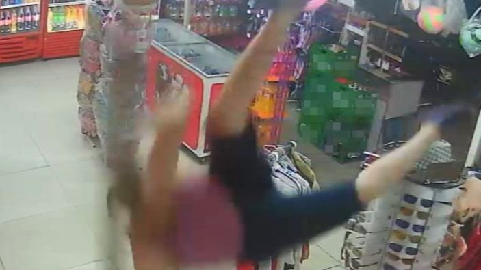 Antalya’da otizmli genç pansiyondan marketin içine düştü