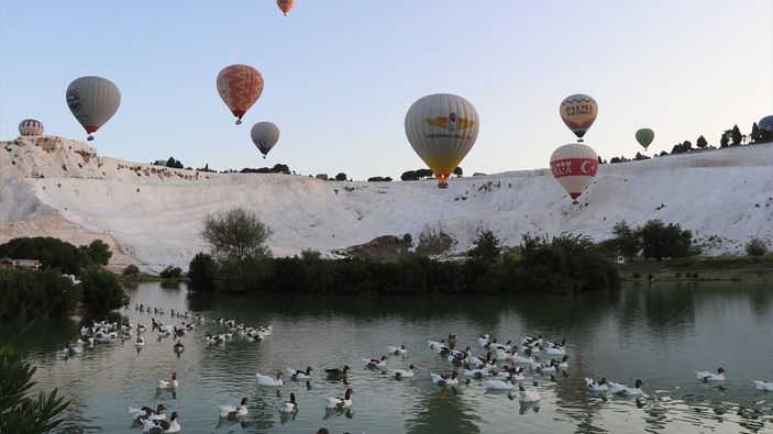 Pamukkale'ye gelen 91 bin kişi şehri balondan izledi