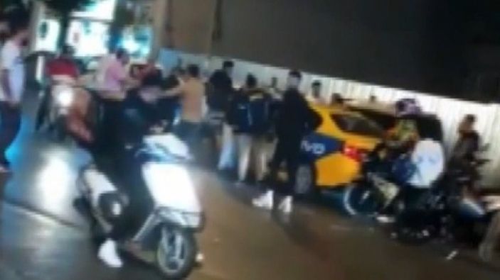 Esenler’de, taksi şoförü motosiklet sürücüleri tarafından darbedildi
