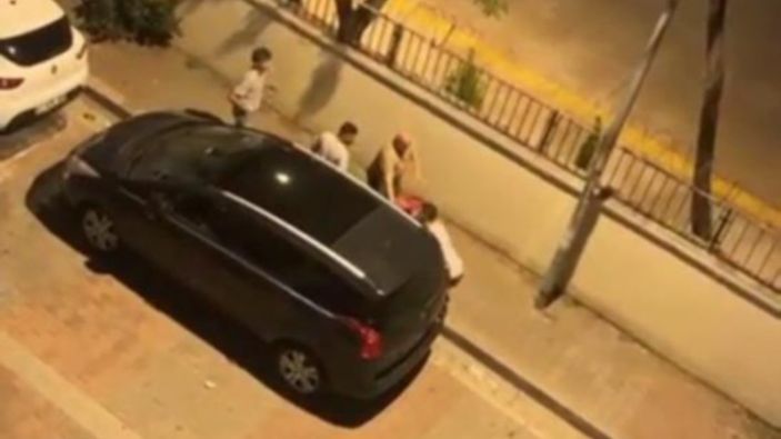 İstanbul'da bisküvi çaldığı için dayak yiyen çocuğu mahalleli kurtardı