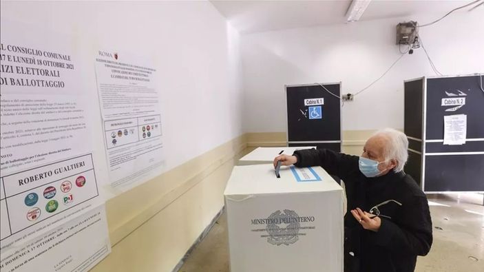 İtalya'da yarın sandık başına gidiyor
