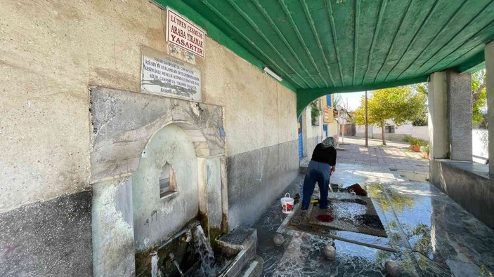Eskişehir'de bir kadın hayır çeşmesiyle halılarını yıkadı