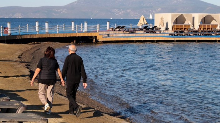 İzmir'deki Kemal Kılıçdaroğlu, eşiyle birlikte sahili yürüdü