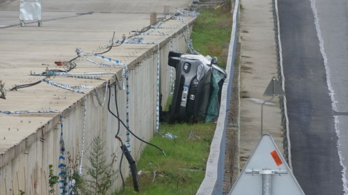 Tuzla’da otomobil yol kenarında boşluğa düştü