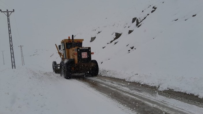 Hakkari'de kar 155 yerleşimin yolunu kapadı