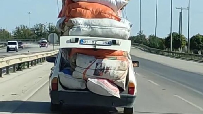 Adana'da taşıdığı yükle kamyonetlere kafa tutan otomobil görenleri şaşırttı