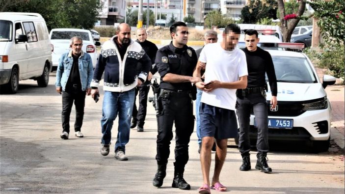 Antalya'da psikolojik sorunları olan genç evi ateşe verdi