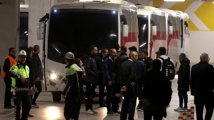 Altaylı futbolcular ve taraftarlar, Gürsel Aksel Stadı'ndan ayrıldı