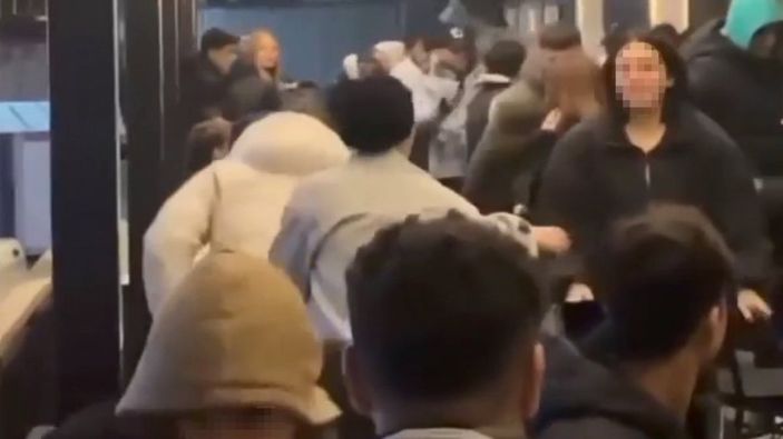 Bayrampaşa'da iki grup genç kafede kavgaya tutuştu