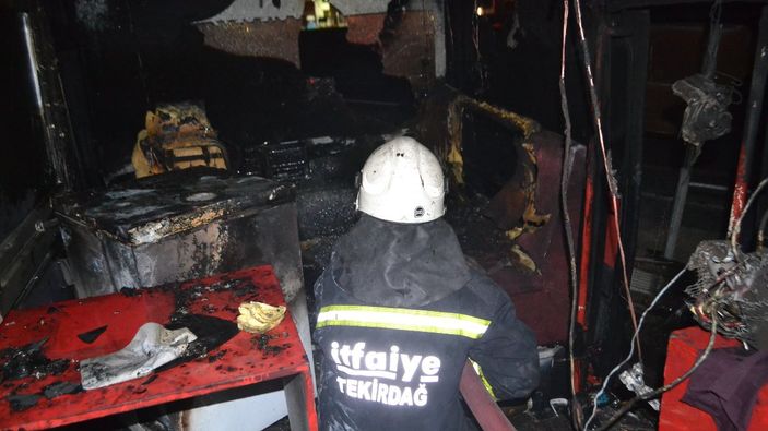 Tekirdağ'da ekmek teknesi küle dönen adam gözyaşı döktü
