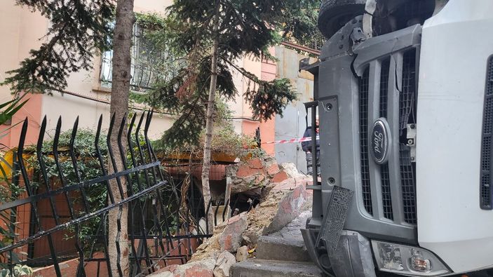 Beyoğlu'nda freni boşalan kamyon dehşet saçtı