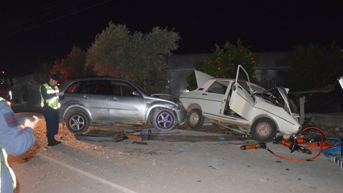 Antalya'da otomobil kafa kafaya çarpıştı: 2 ölü