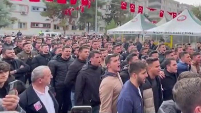 Pençe şehidinin silah arkadaşları taziyede marş söyledi