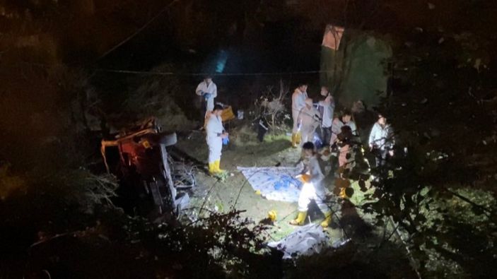Eyüpsultan'da otomobil alev alev yandı: 1’i polis 2 kişi hayatını kaybetti