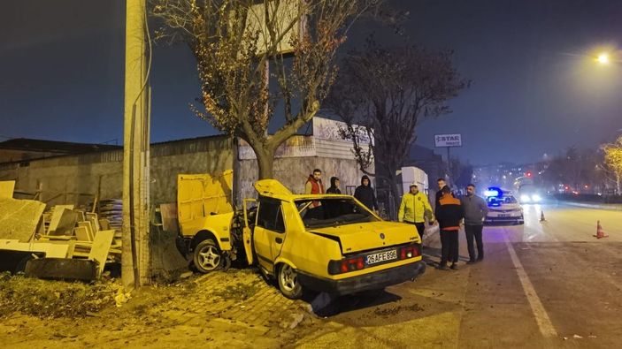 Bursa'da ağaca çarpan otomobil ikiye bölündü: 2 yaralı