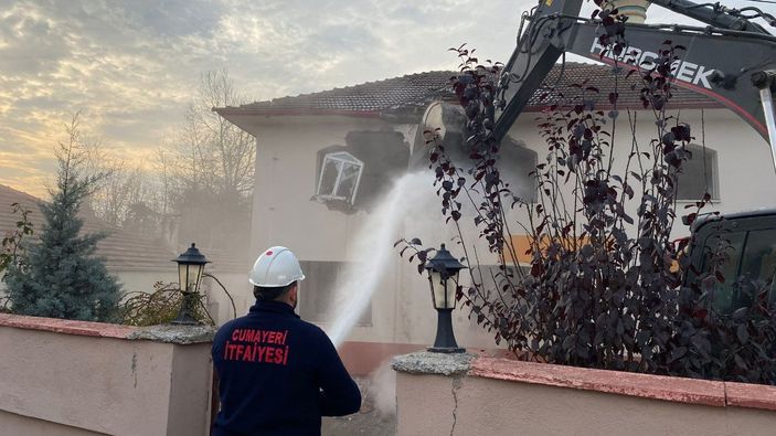 Düzce'de acil yıkım kararı verilen camiler yıkıldı