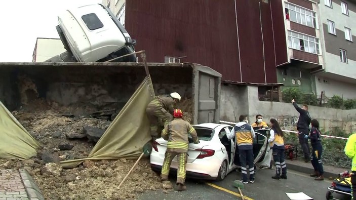 Başakşehir'de hafriyat kamyonu otomobilin üstüne devrildi