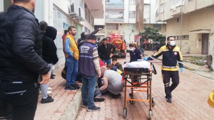 Antalya'da evinde yangın çıkan vatandaş fenalık geçirdi