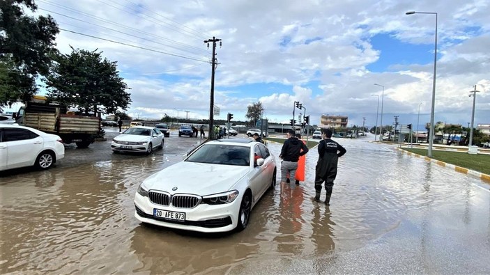 Antalya'da sağanak yağışta araçlar yolda kaldı 