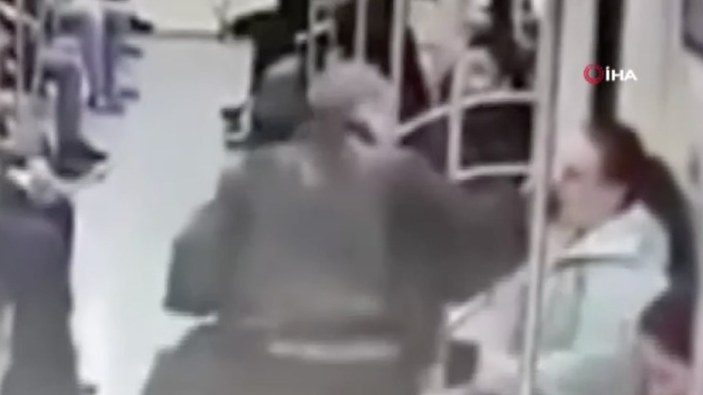 Rusya'da metroda telefonla konuştuğu için bıçaklandı
