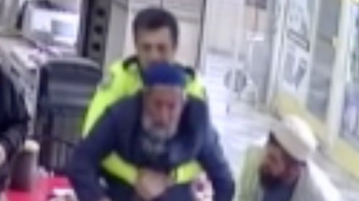 Çorum'da polis yaşlı adamı Heimlich manevrası ile kurtardı