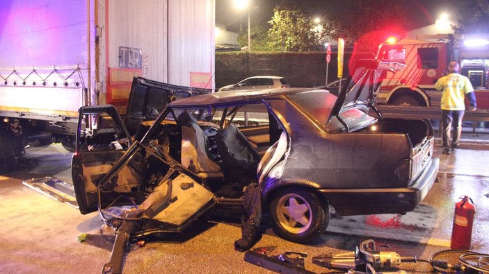 Kocaeli'de otomobil tıra arkadan çarptı: 3'ü ağır 4 yaralı