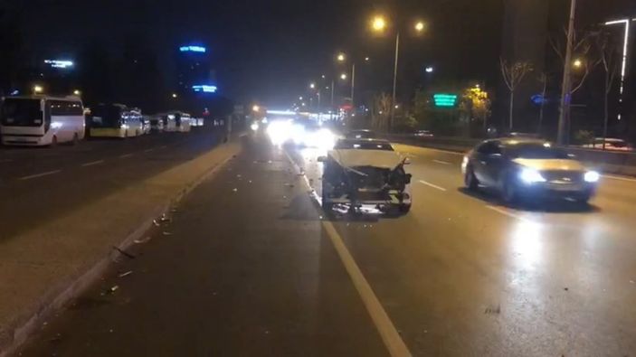 Kadıköy D-100 Kara Yolu'nda 2 araç çarpıştı