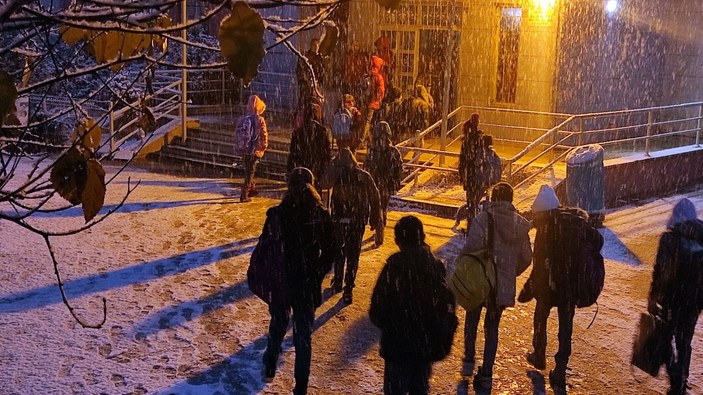 Van'da öğrenciler kar altında okullarına gitti