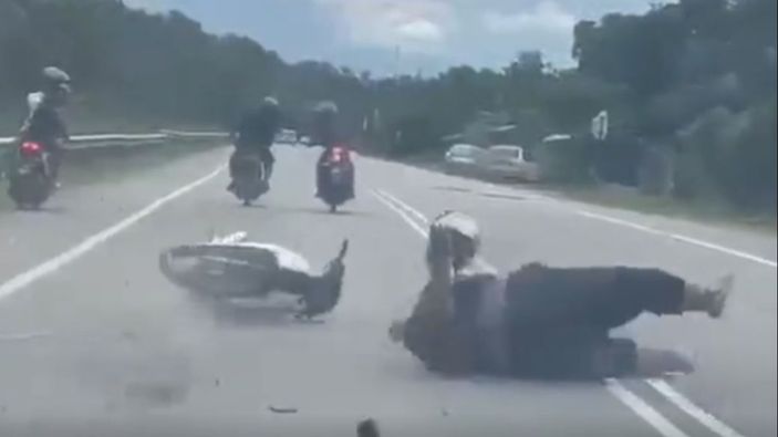 Malezya'da iki motosikletlinin yaptığı kaza kamerada