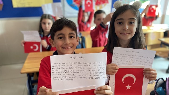 Antalya'da öğrenciler ilk mektupların Mehmetçik'e yazıp yolladı 