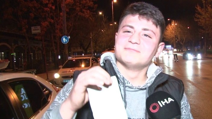 Kadıköy'de denetimde ceza yiyen genç şarkı söyledi 