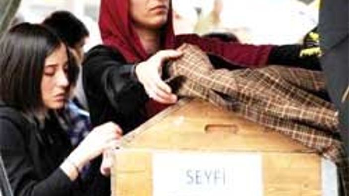 Eşi Seyfi Teoman'ın tabutunun başından ayrılmadı - Foto