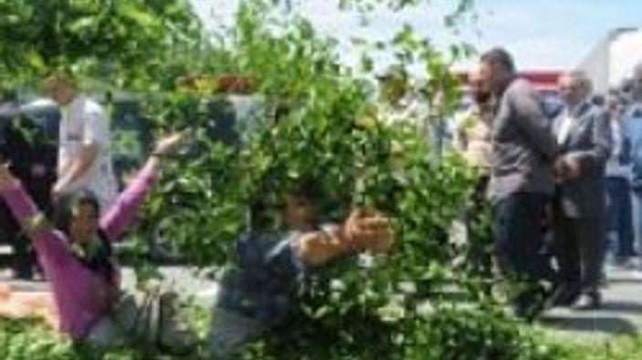 Çay üreticisi Karadeniz Sahil Yolu'nu kapattı