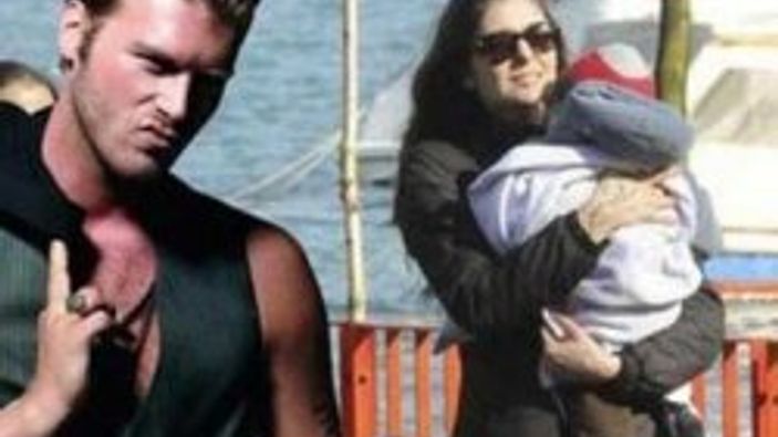 Selam veren Kıvanç'ın eli havada kaldı