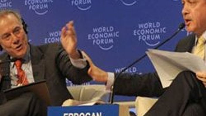 O modaretör kendi ayaklarıyla geliyor