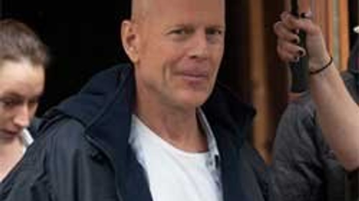 Bruce Willis'in Dalyan sefası-İzleyin