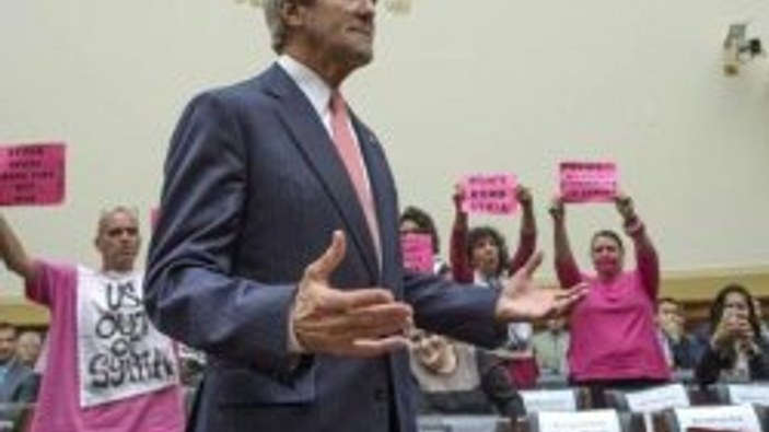 Kerry'ye canlı yayında savaş karşıtı protesto - izle